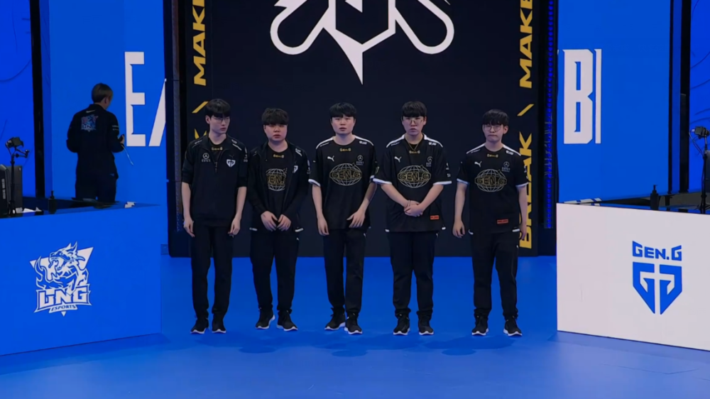 让曼联完成 让曼联完成